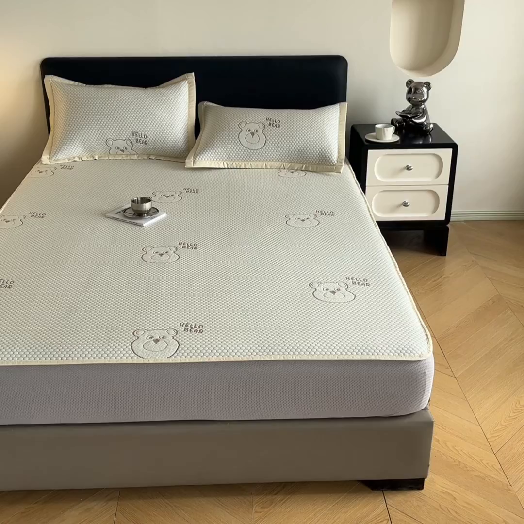 91家纺网 家纺一手货源 找家纺 摩妮卡 2026新款PE中分子凉感冰豆豆凉席三件套床笠三件套 冰豆豆-宝贝熊