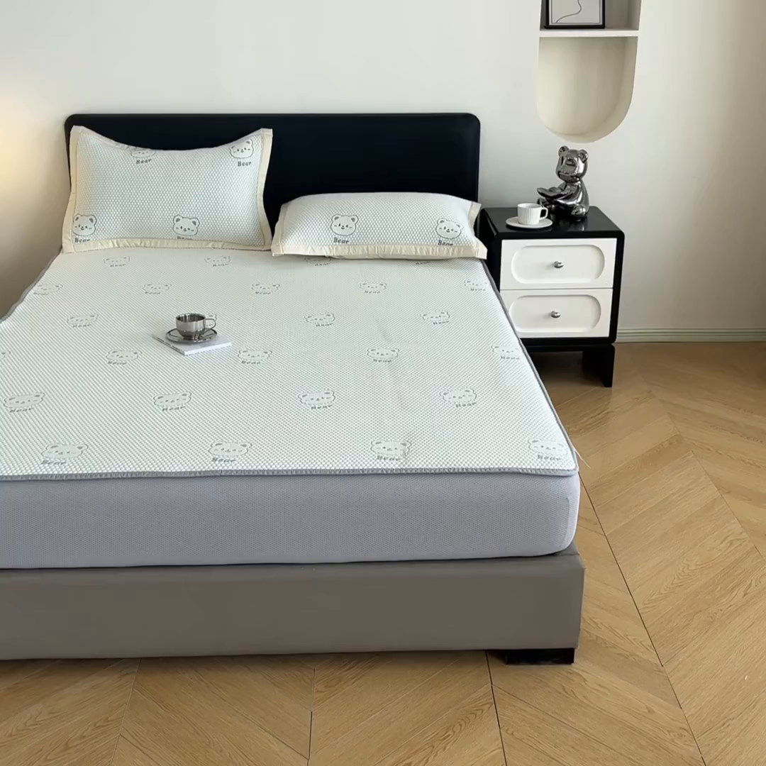 91家纺网 家纺一手货源 找家纺 摩妮卡 2026新款PE中分子凉感冰豆豆凉席三件套床笠三件套 冰豆豆-熊仔