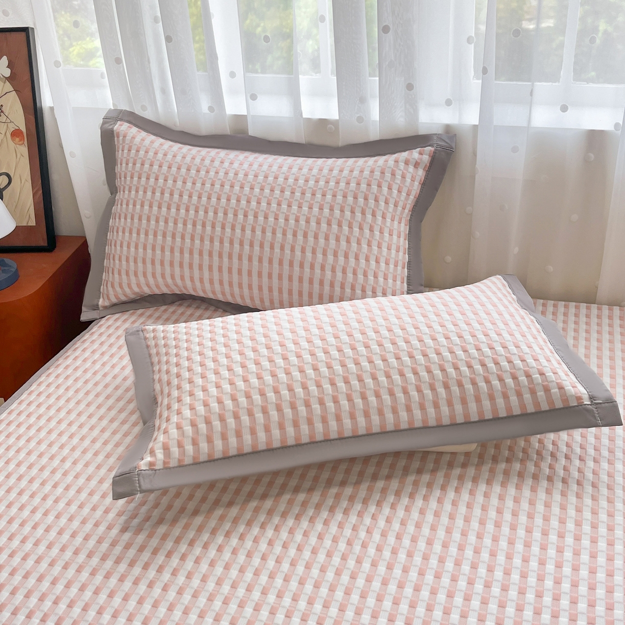 91家纺网 家纺一手货源 找家纺 摩妮卡 2026新款豆豆凉席PE高分子凉感床笠软席冰丝席三件套 色彩格-粉