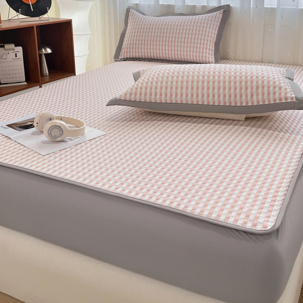 91家纺网 家纺一手货源 找家纺 摩妮卡 2026新款豆豆凉席PE高分子凉感床笠软席冰丝席三件套 色彩格-粉