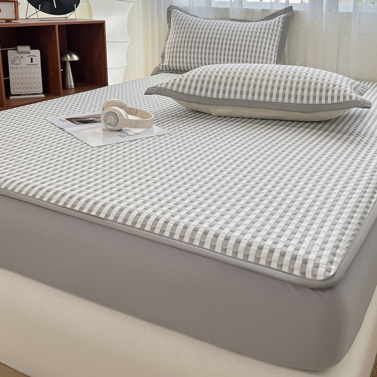 91家纺网 家纺一手货源 找家纺 摩妮卡 2026新款豆豆凉席PE高分子凉感床笠软席冰丝席三件套 色彩格-灰