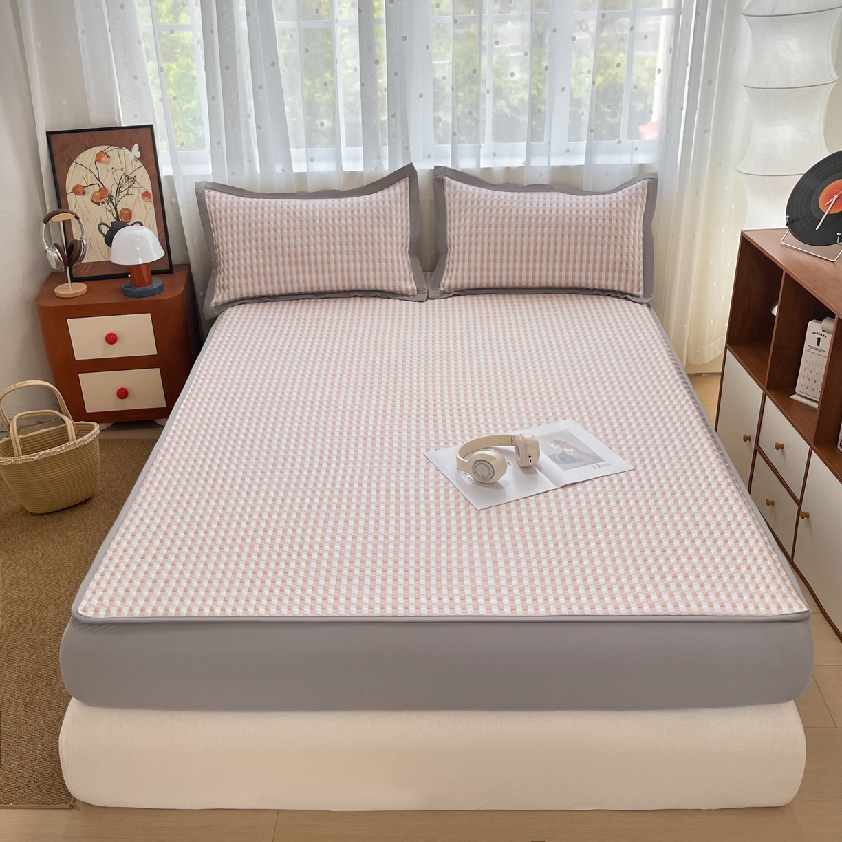 91家纺网 家纺一手货源 找家纺 摩妮卡 2026新款豆豆凉席PE高分子凉感床笠软席冰丝席三件套 色彩格-粉