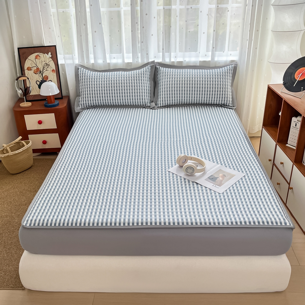 91家纺网 家纺一手货源 找家纺 摩妮卡 2026新款豆豆凉席PE高分子凉感床笠软席冰丝席三件套 色彩格-蓝