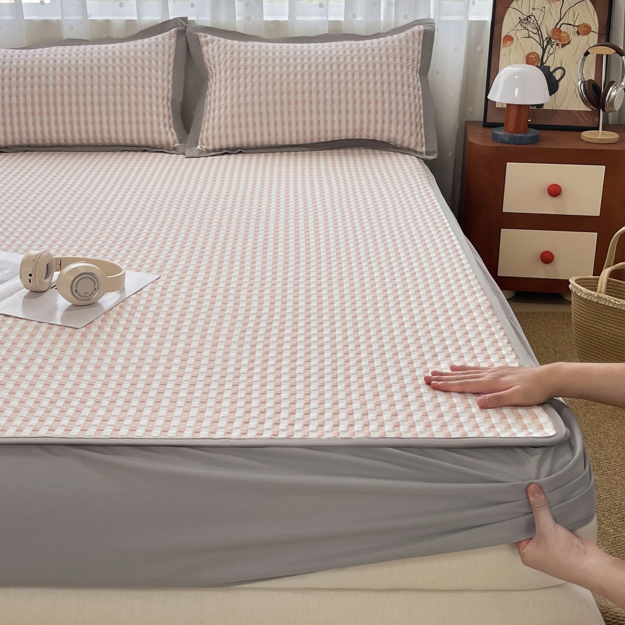 91家纺网 家纺一手货源 找家纺 摩妮卡 2026新款豆豆凉席PE高分子凉感床笠软席冰丝席三件套 色彩格-粉