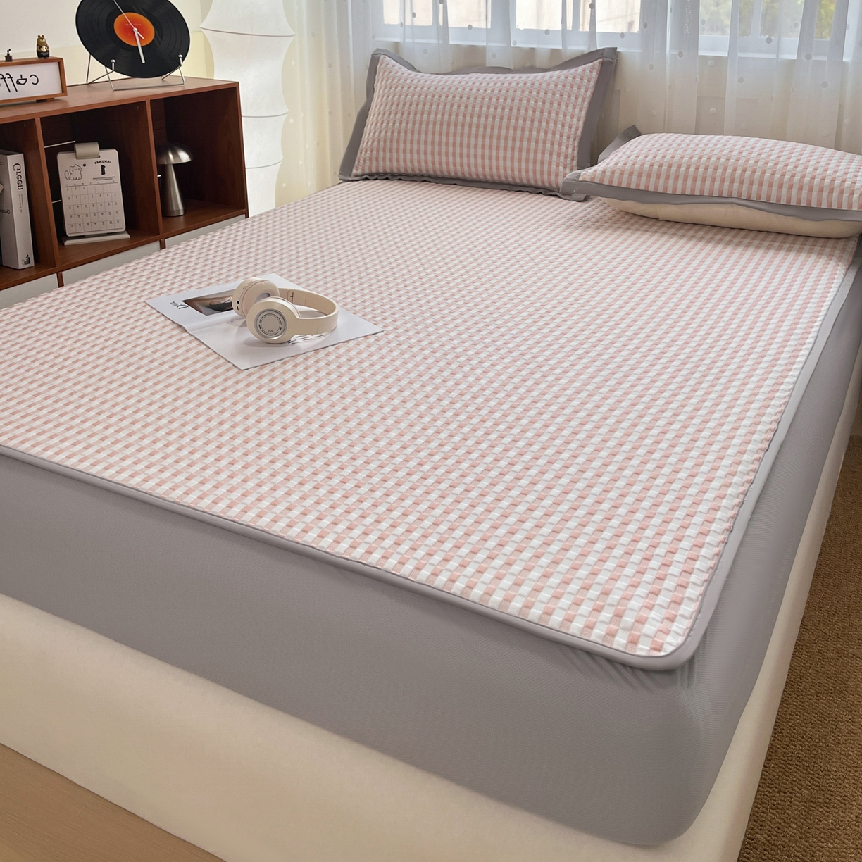 91家纺网 家纺一手货源 找家纺 摩妮卡 2026新款豆豆凉席PE高分子凉感床笠软席冰丝席三件套 色彩格-粉