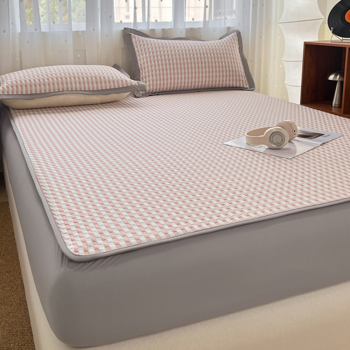 91家纺网 家纺一手货源 找家纺 摩妮卡 2026新款豆豆凉席PE高分子凉感床笠软席冰丝席三件套 色彩格-粉