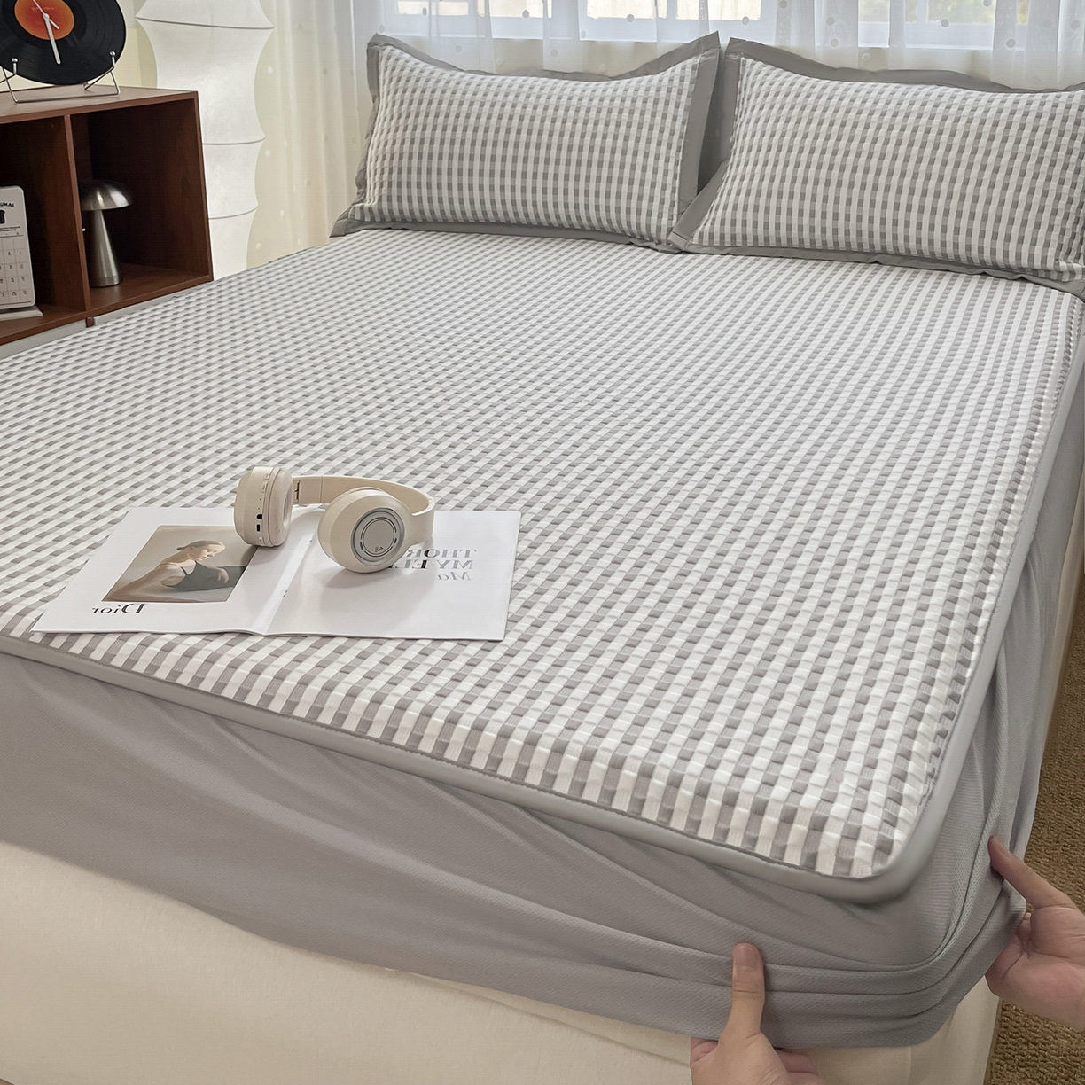 91家纺网 家纺一手货源 找家纺 摩妮卡 2026新款豆豆凉席PE高分子凉感床笠软席冰丝席三件套 色彩格-灰