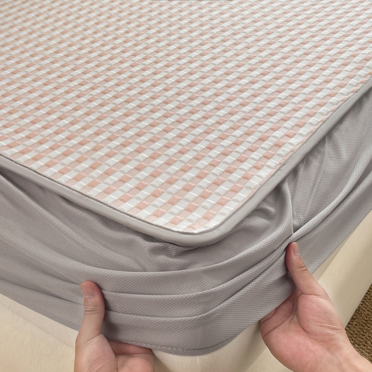 91家纺网 家纺一手货源 找家纺 摩妮卡 2026新款豆豆凉席PE高分子凉感床笠软席冰丝席三件套 色彩格-粉