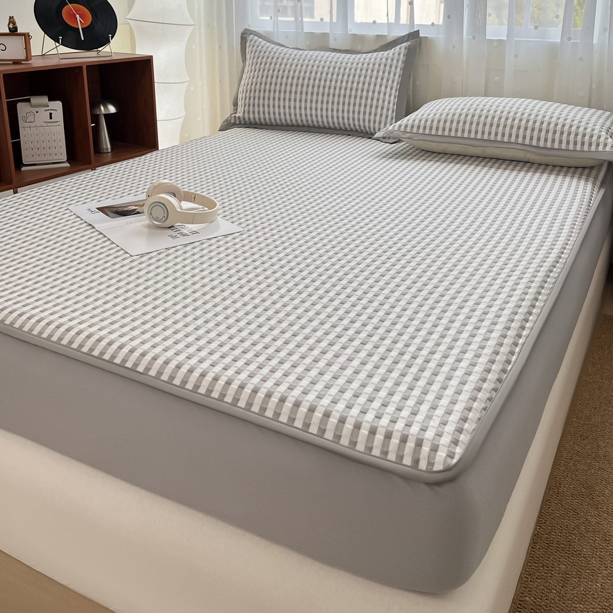 91家纺网 家纺一手货源 找家纺 摩妮卡 2026新款豆豆凉席PE高分子凉感床笠软席冰丝席三件套 色彩格-灰