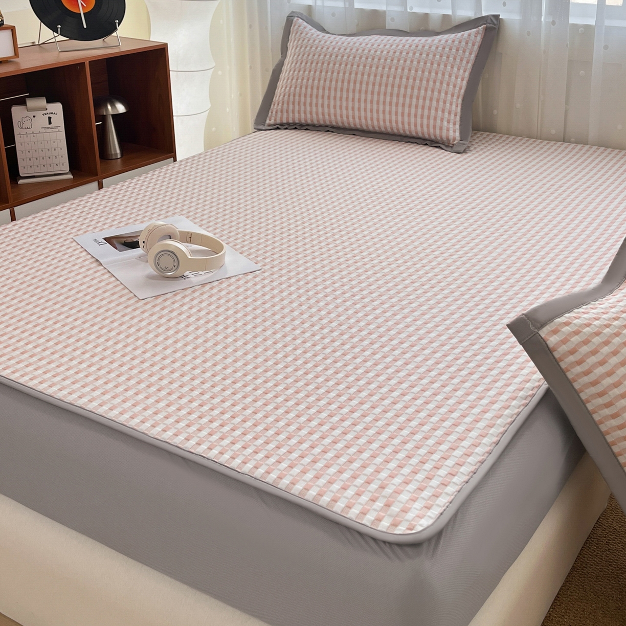 91家纺网 家纺一手货源 找家纺 摩妮卡 2026新款豆豆凉席PE高分子凉感床笠软席冰丝席三件套 色彩格-粉