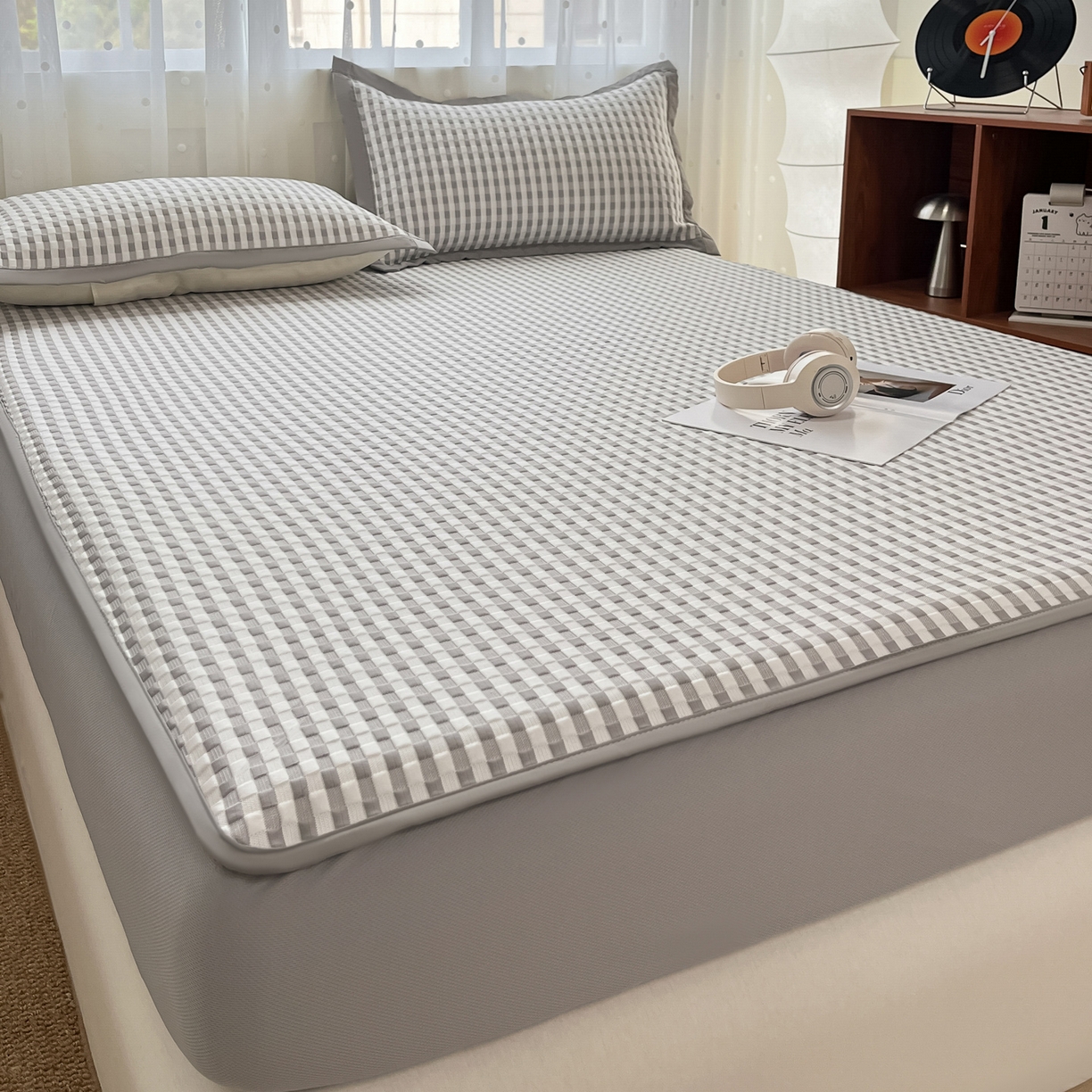 91家纺网 家纺一手货源 找家纺 摩妮卡 2026新款豆豆凉席PE高分子凉感床笠软席冰丝席三件套 色彩格-灰