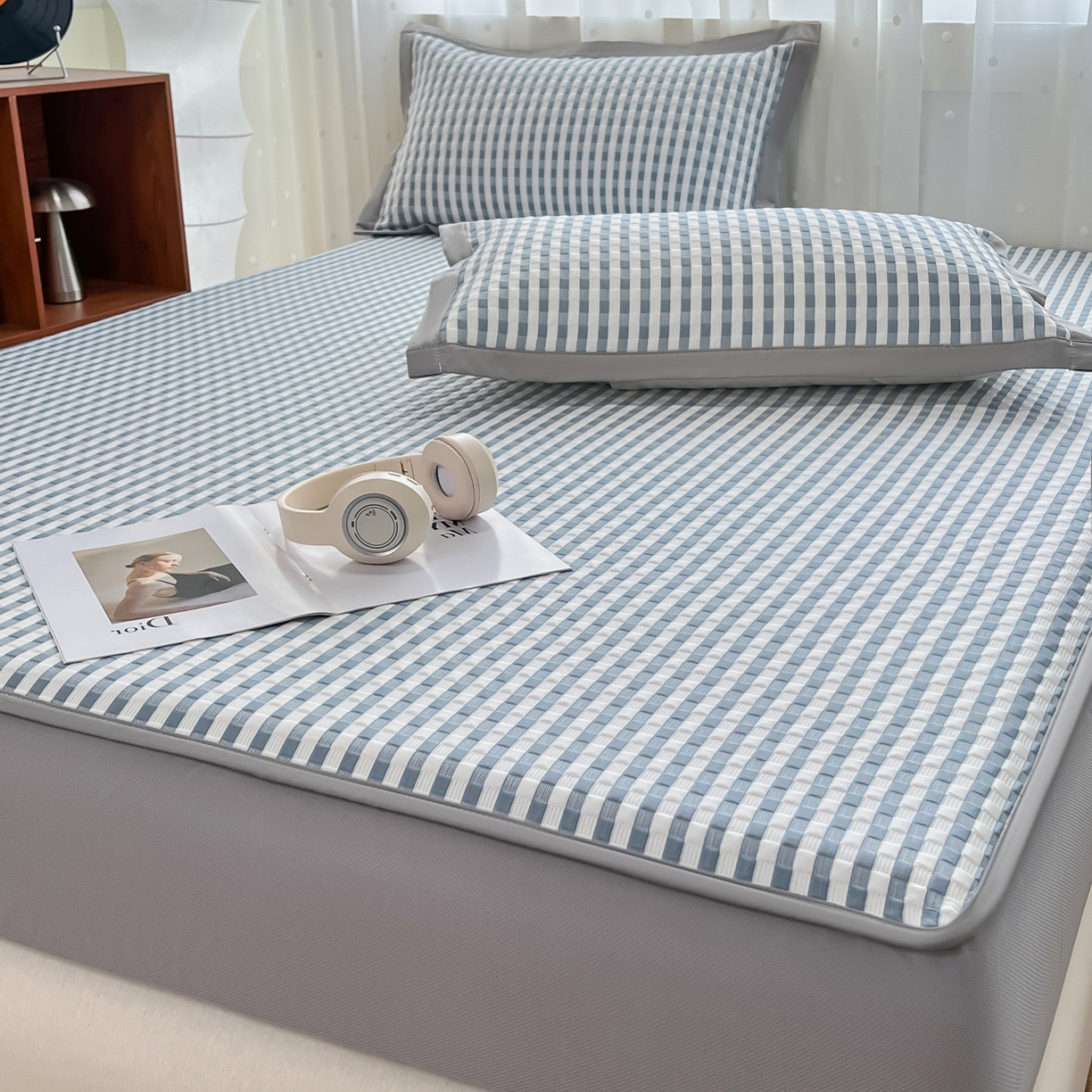 91家纺网 家纺一手货源 找家纺 摩妮卡 2026新款豆豆凉席PE高分子凉感床笠软席冰丝席三件套 色彩格-蓝