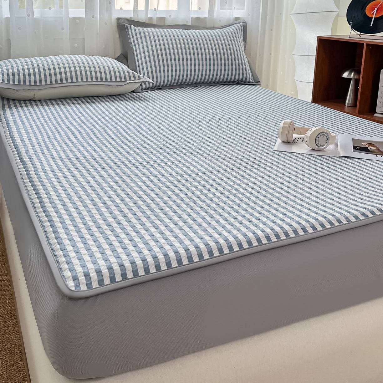 91家纺网 家纺一手货源 找家纺 摩妮卡 2026新款豆豆凉席PE高分子凉感床笠软席冰丝席三件套 色彩格-蓝