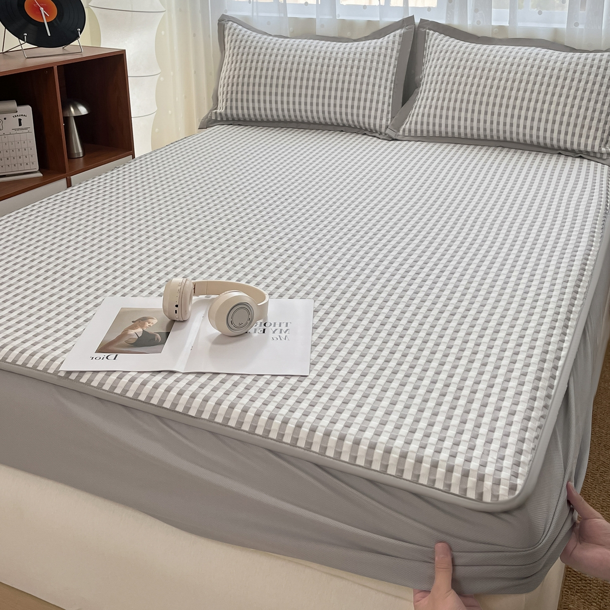 91家纺网 家纺一手货源 找家纺 摩妮卡 2026新款豆豆凉席PE高分子凉感床笠软席冰丝席三件套 色彩格-灰