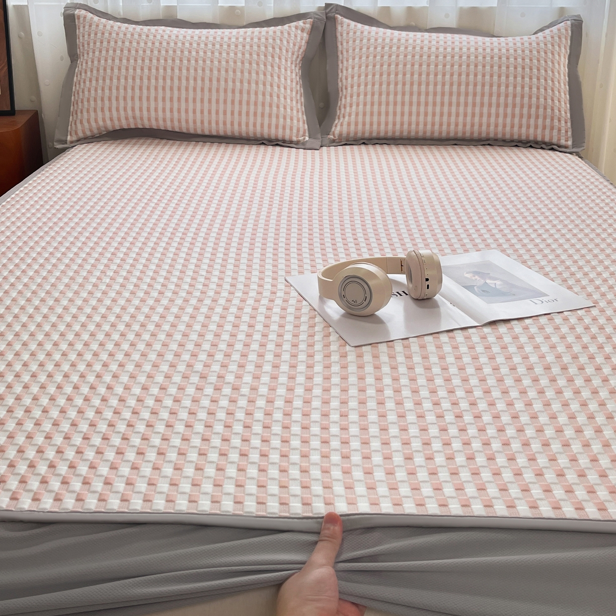 91家纺网 家纺一手货源 找家纺 摩妮卡 2026新款豆豆凉席PE高分子凉感床笠软席冰丝席三件套 色彩格-粉