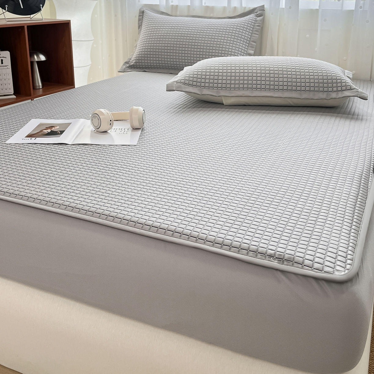 91家纺网 家纺一手货源 找家纺 摩妮卡 2026新款豆豆凉席PE高分子凉感床笠软席冰丝席三件套 几何花境-灰