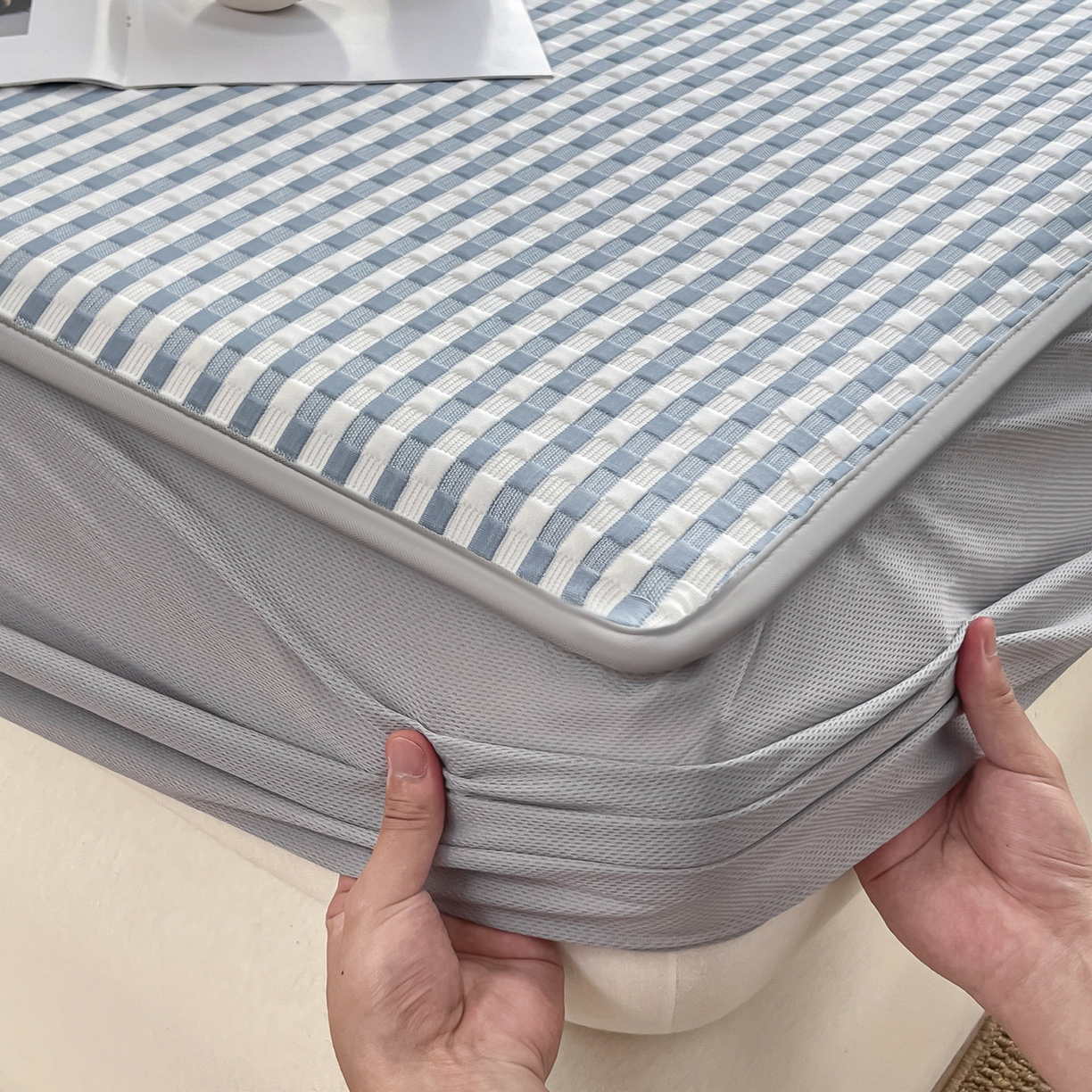 91家纺网 家纺一手货源 找家纺 摩妮卡 2026新款豆豆凉席PE高分子凉感床笠软席冰丝席三件套 色彩格-蓝