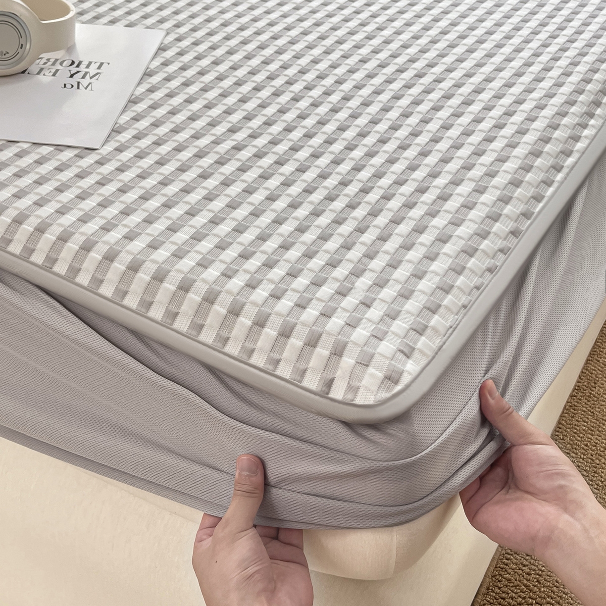 91家纺网 家纺一手货源 找家纺 摩妮卡 2026新款豆豆凉席PE高分子凉感床笠软席冰丝席三件套 色彩格-灰