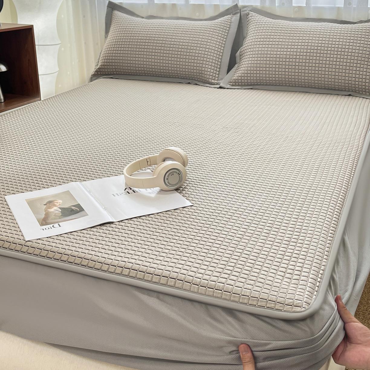 91家纺网 家纺一手货源 找家纺 摩妮卡 2026新款豆豆凉席PE高分子凉感床笠软席冰丝席三件套 几何花境-卡其