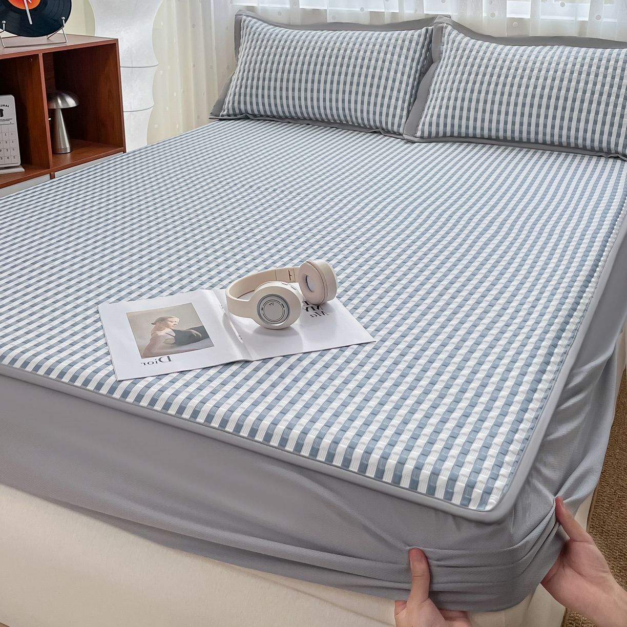 91家纺网 家纺一手货源 找家纺 摩妮卡 2026新款豆豆凉席PE高分子凉感床笠软席冰丝席三件套 色彩格-蓝