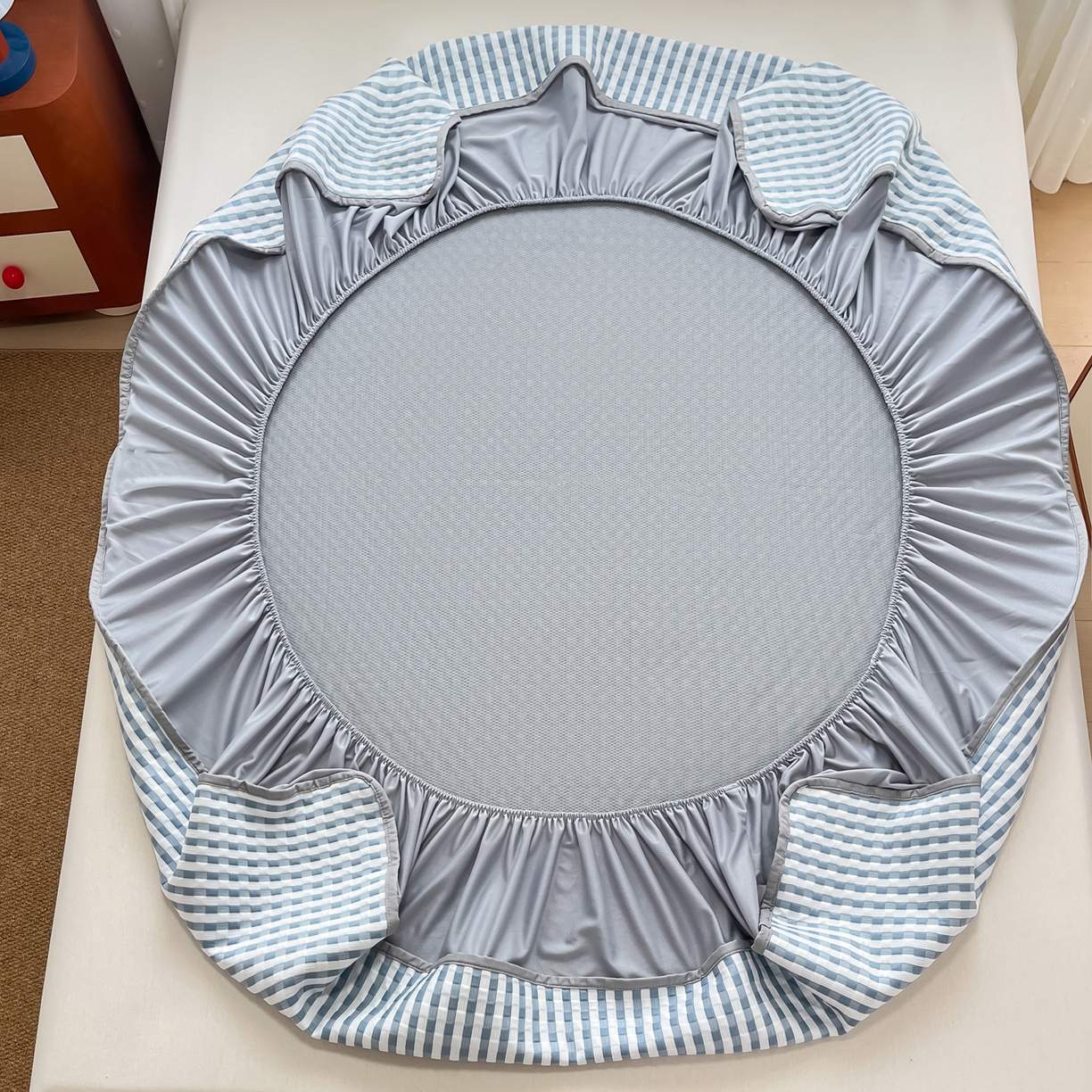 91家纺网 家纺一手货源 找家纺 摩妮卡 2026新款豆豆凉席PE高分子凉感床笠软席冰丝席三件套 色彩格-蓝