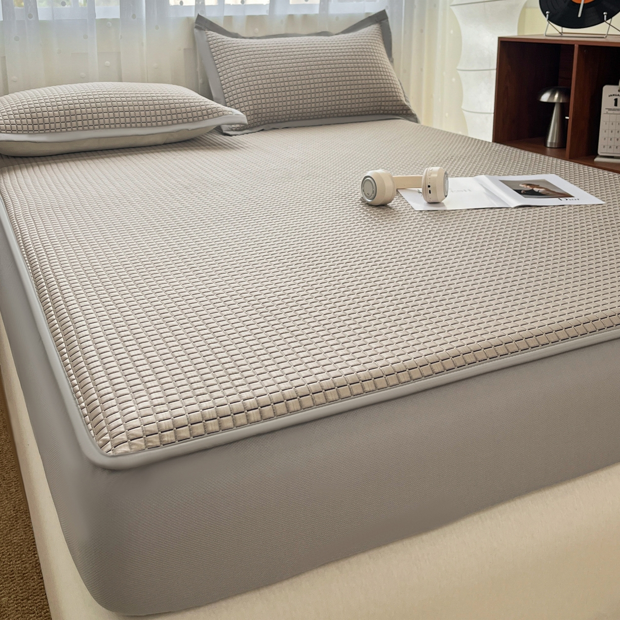 91家纺网 家纺一手货源 找家纺 摩妮卡 2026新款豆豆凉席PE高分子凉感床笠软席冰丝席三件套 几何花境-卡其