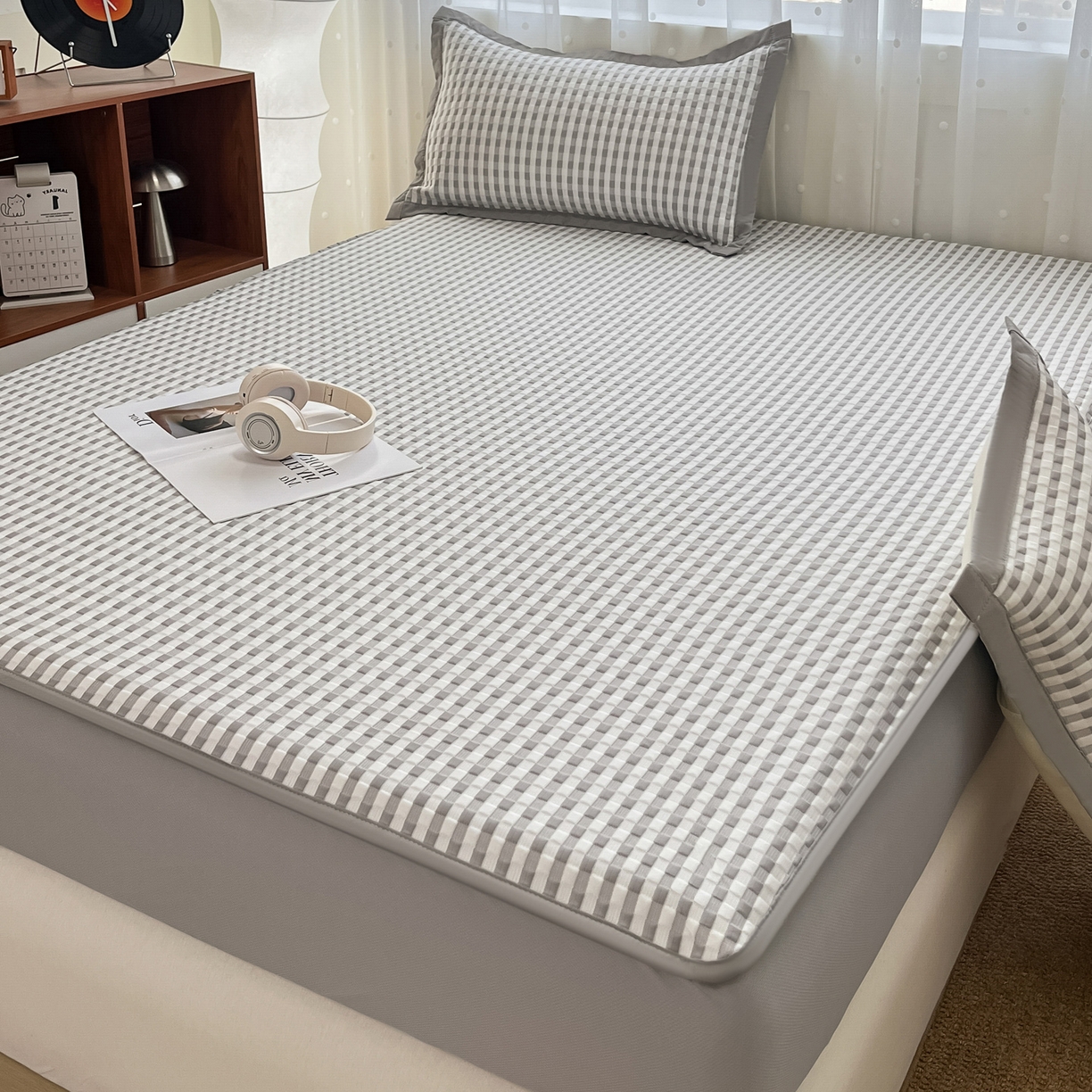 91家纺网 家纺一手货源 找家纺 摩妮卡 2026新款豆豆凉席PE高分子凉感床笠软席冰丝席三件套 色彩格-灰