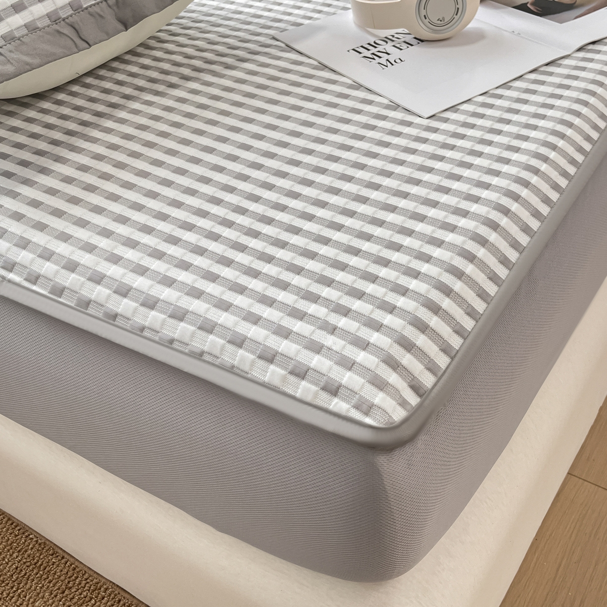 91家纺网 家纺一手货源 找家纺 摩妮卡 2026新款豆豆凉席PE高分子凉感床笠软席冰丝席三件套 色彩格-灰