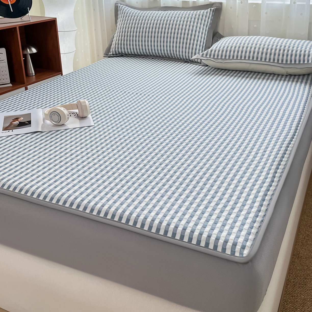 91家纺网 家纺一手货源 找家纺 摩妮卡 2026新款豆豆凉席PE高分子凉感床笠软席冰丝席三件套 色彩格-蓝