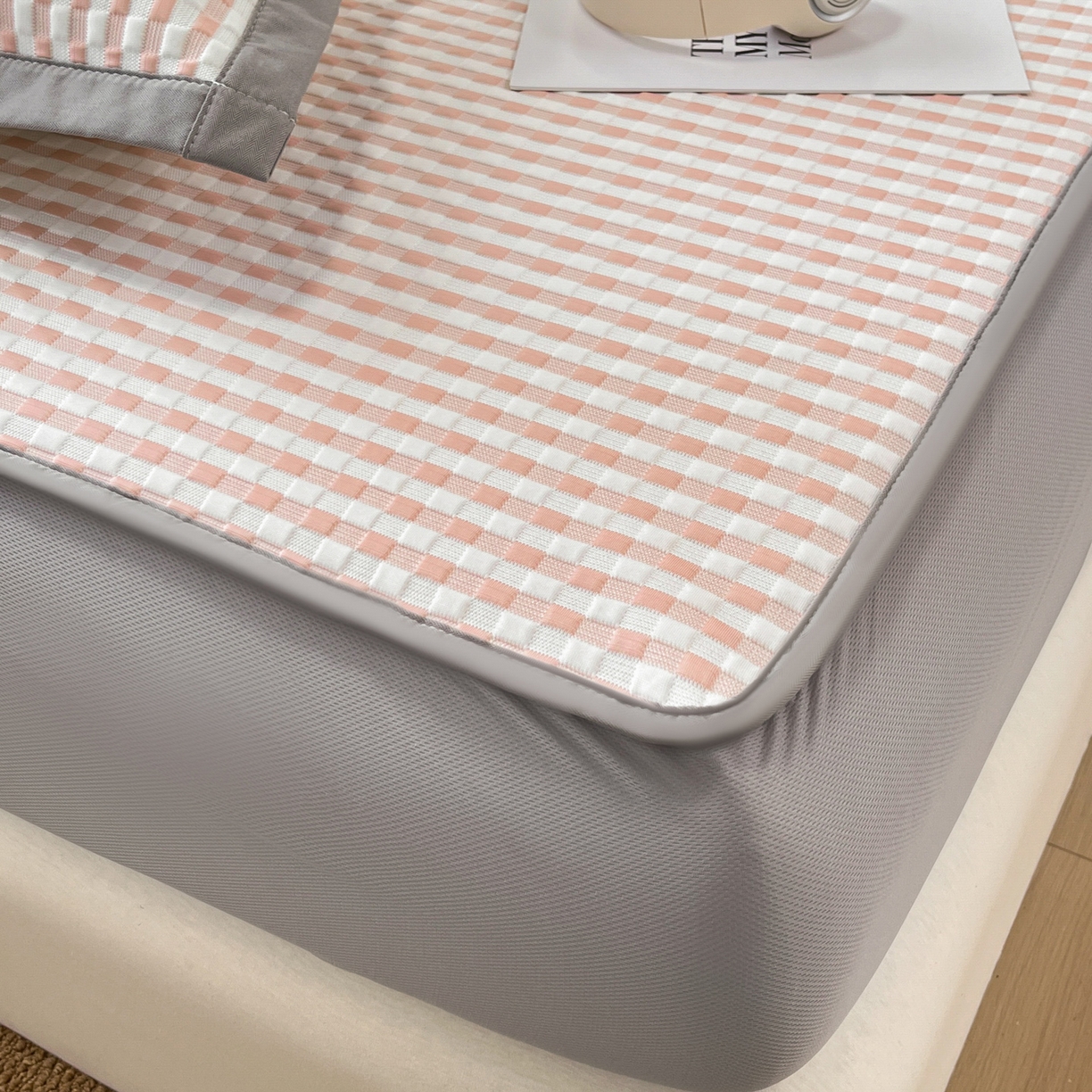 91家纺网 家纺一手货源 找家纺 摩妮卡 2026新款豆豆凉席PE高分子凉感床笠软席冰丝席三件套 色彩格-粉