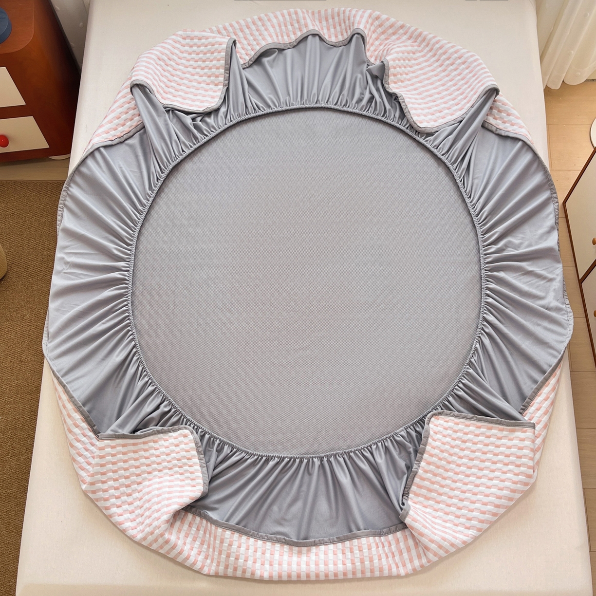 91家纺网 家纺一手货源 找家纺 摩妮卡 2026新款豆豆凉席PE高分子凉感床笠软席冰丝席三件套 色彩格-粉