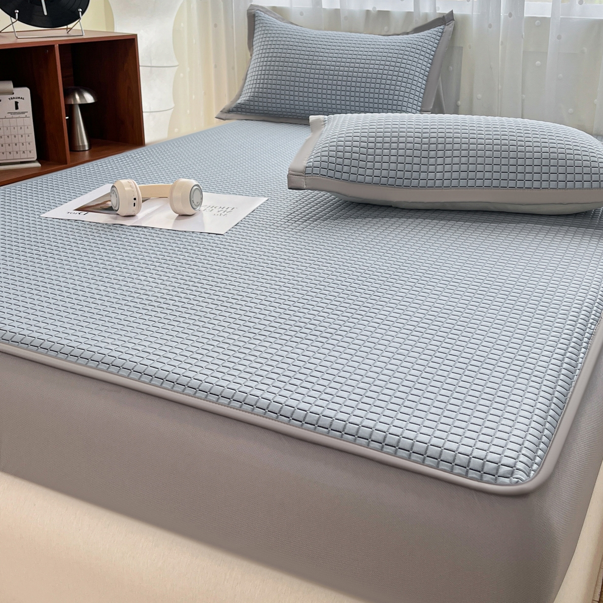 91家纺网 家纺一手货源 找家纺 摩妮卡 2026新款豆豆凉席PE高分子凉感床笠软席冰丝席三件套 几何花境-蓝