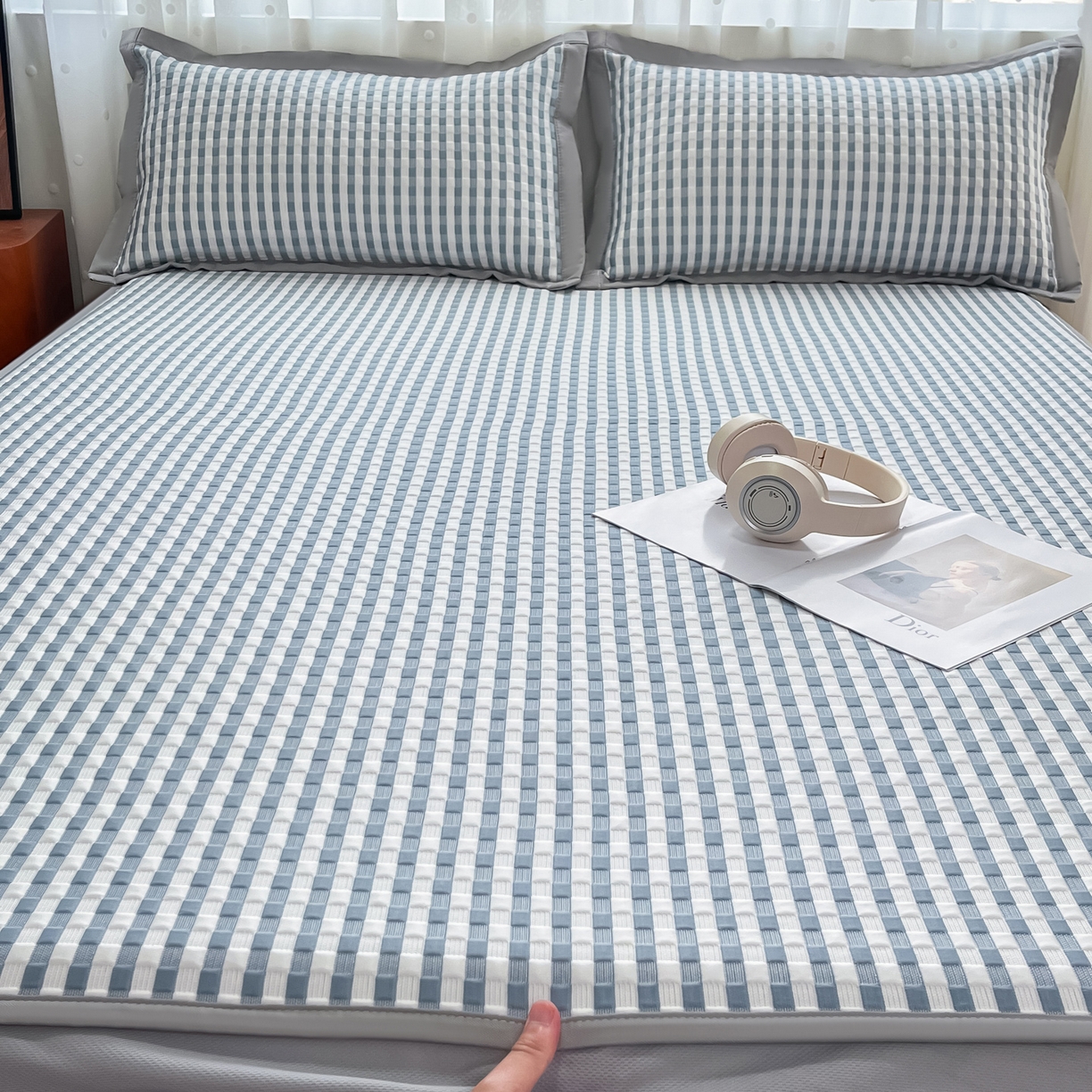 91家纺网 家纺一手货源 找家纺 摩妮卡 2026新款豆豆凉席PE高分子凉感床笠软席冰丝席三件套 色彩格-蓝