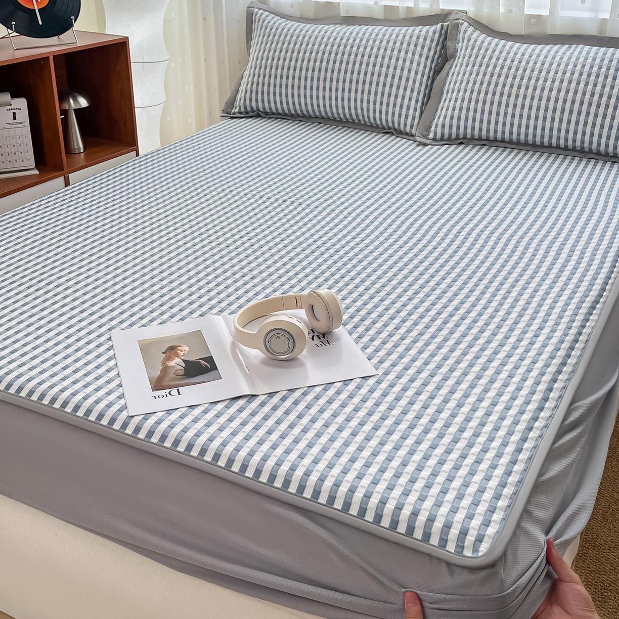 91家纺网 家纺一手货源 找家纺 摩妮卡 2026新款豆豆凉席PE高分子凉感床笠软席冰丝席三件套 色彩格-蓝