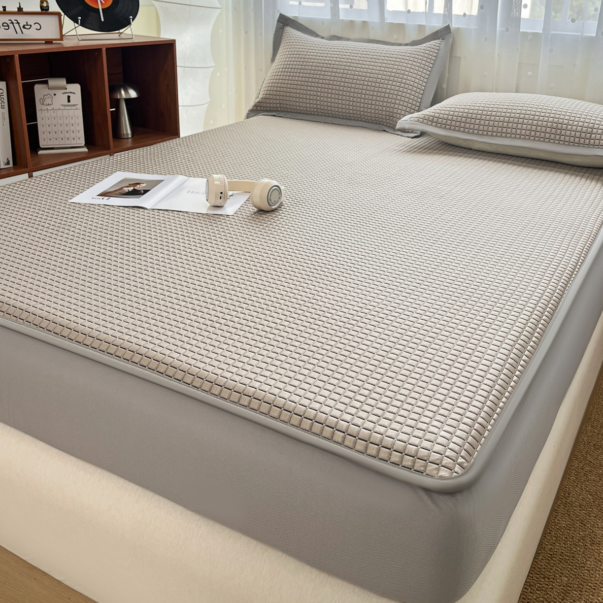 91家纺网 家纺一手货源 找家纺 摩妮卡 2026新款豆豆凉席PE高分子凉感床笠软席冰丝席三件套 几何花境-卡其