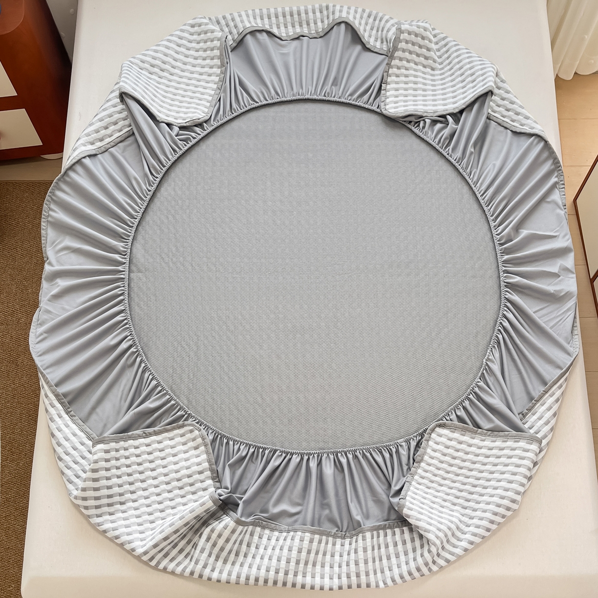 91家纺网 家纺一手货源 找家纺 摩妮卡 2026新款豆豆凉席PE高分子凉感床笠软席冰丝席三件套 色彩格-灰