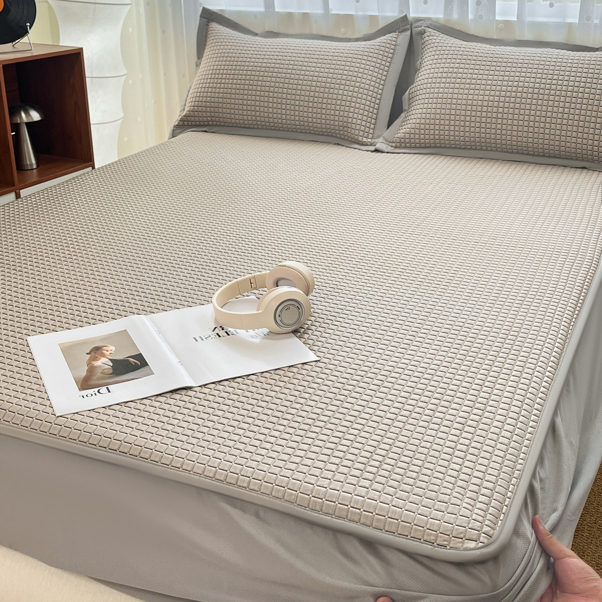 91家纺网 家纺一手货源 找家纺 摩妮卡 2026新款豆豆凉席PE高分子凉感床笠软席冰丝席三件套 几何花境-卡其