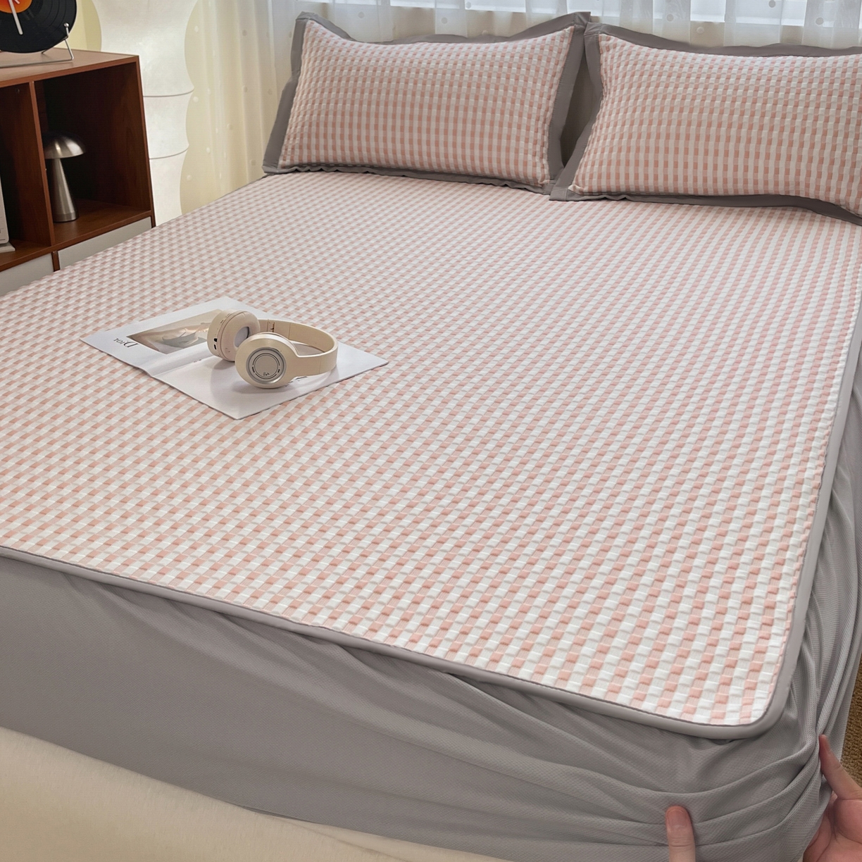 91家纺网 家纺一手货源 找家纺 摩妮卡 2026新款豆豆凉席PE高分子凉感床笠软席冰丝席三件套 色彩格-粉