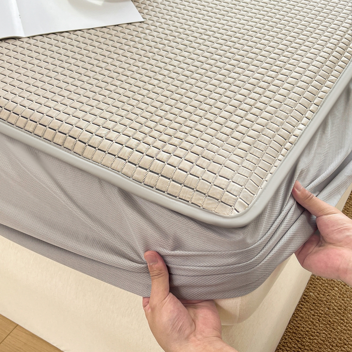 91家纺网 家纺一手货源 找家纺 摩妮卡 2026新款豆豆凉席PE高分子凉感床笠软席冰丝席三件套 几何花境-卡其