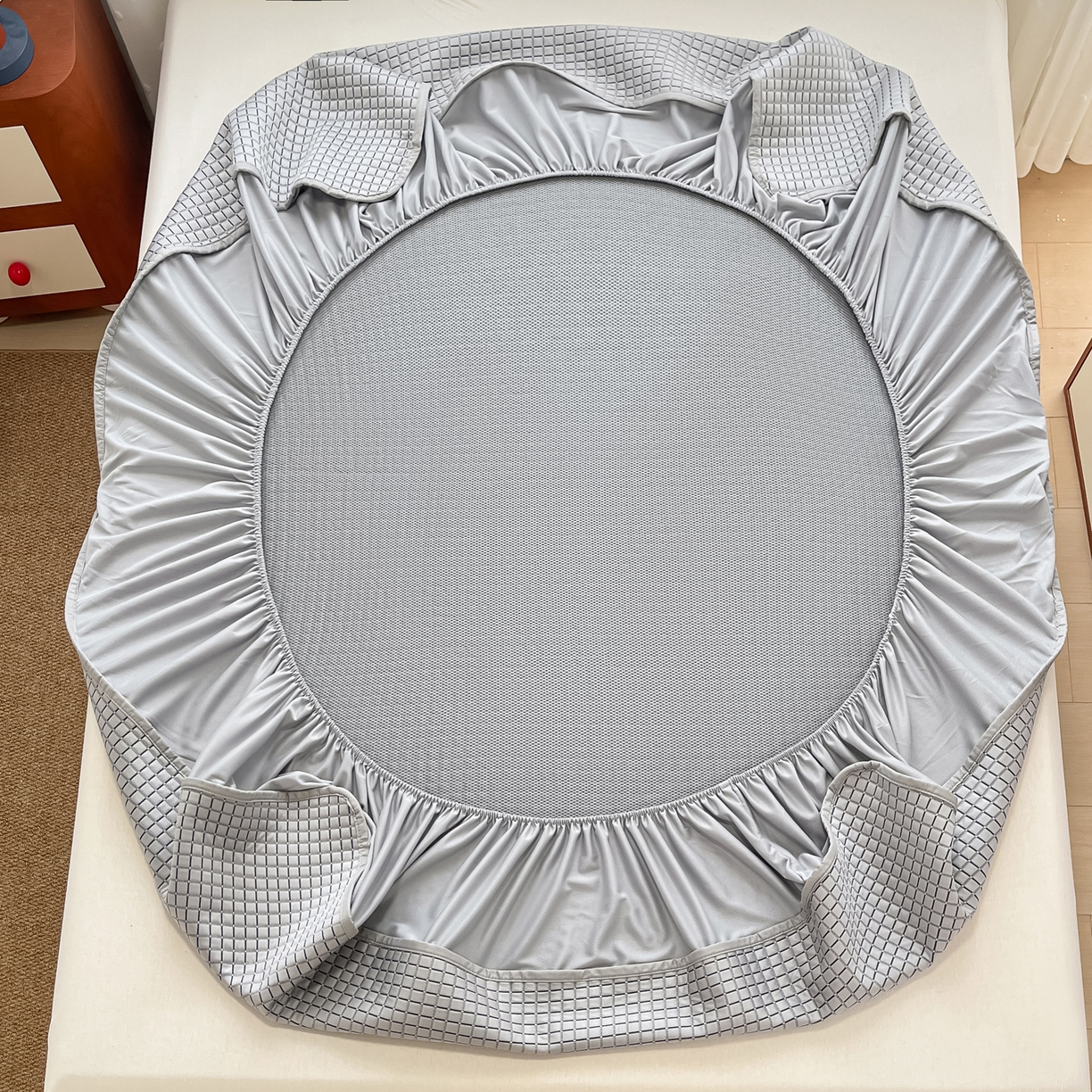 91家纺网 家纺一手货源 找家纺 摩妮卡 2026新款豆豆凉席PE高分子凉感床笠软席冰丝席三件套 几何花境-灰