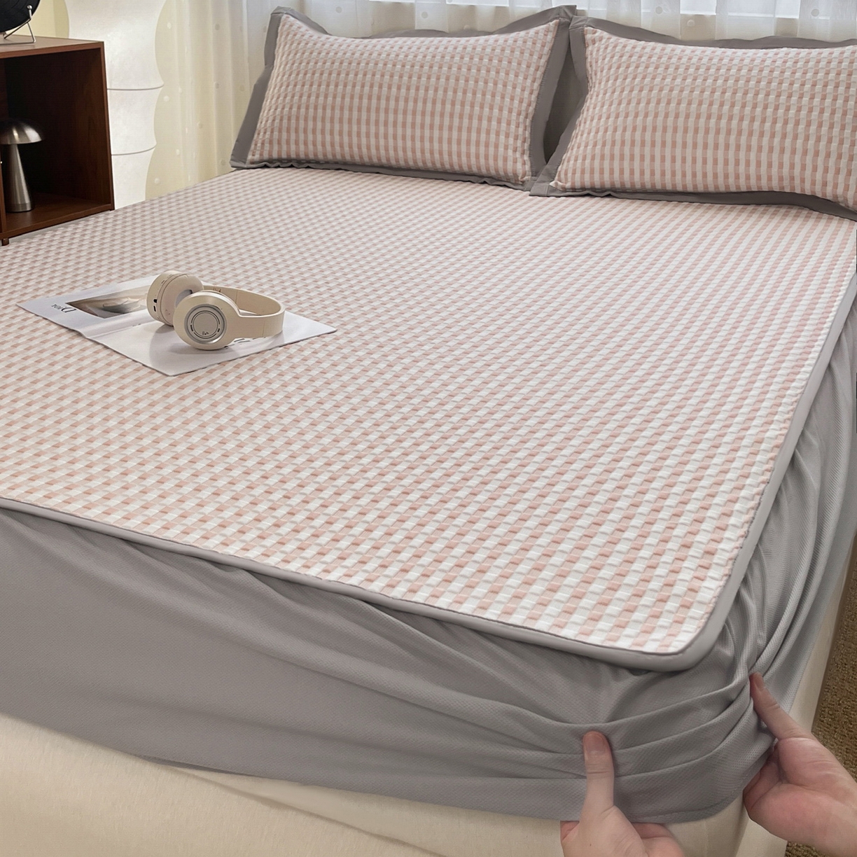 91家纺网 家纺一手货源 找家纺 摩妮卡 2026新款豆豆凉席PE高分子凉感床笠软席冰丝席三件套 色彩格-粉