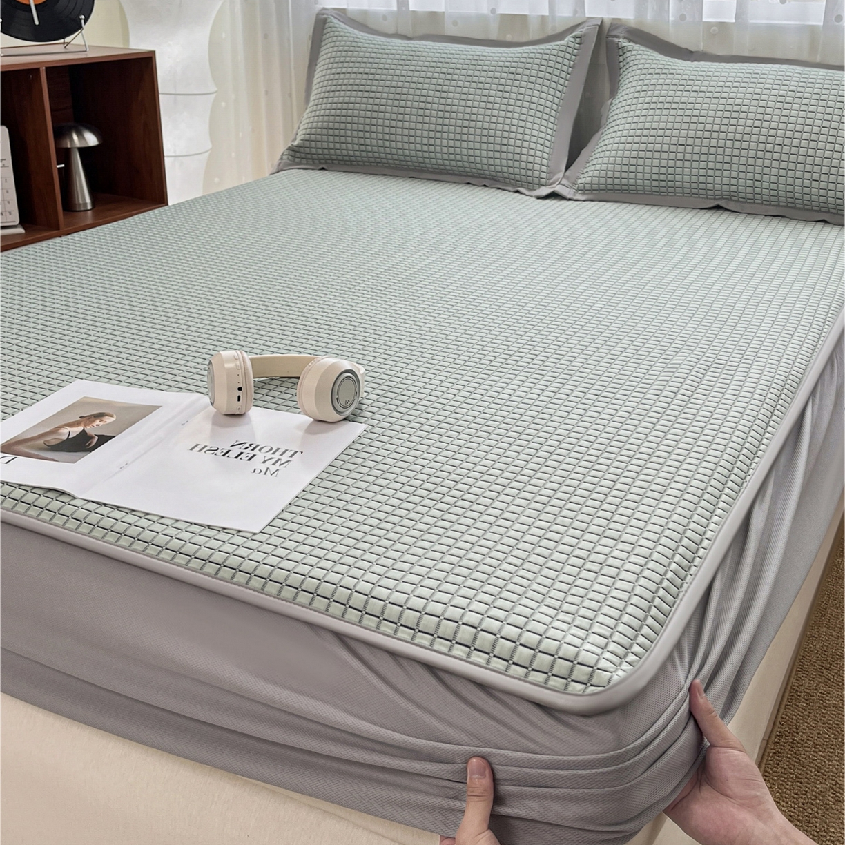 91家纺网 家纺一手货源 找家纺 摩妮卡 2026新款豆豆凉席PE高分子凉感床笠软席冰丝席三件套 几何花境-绿