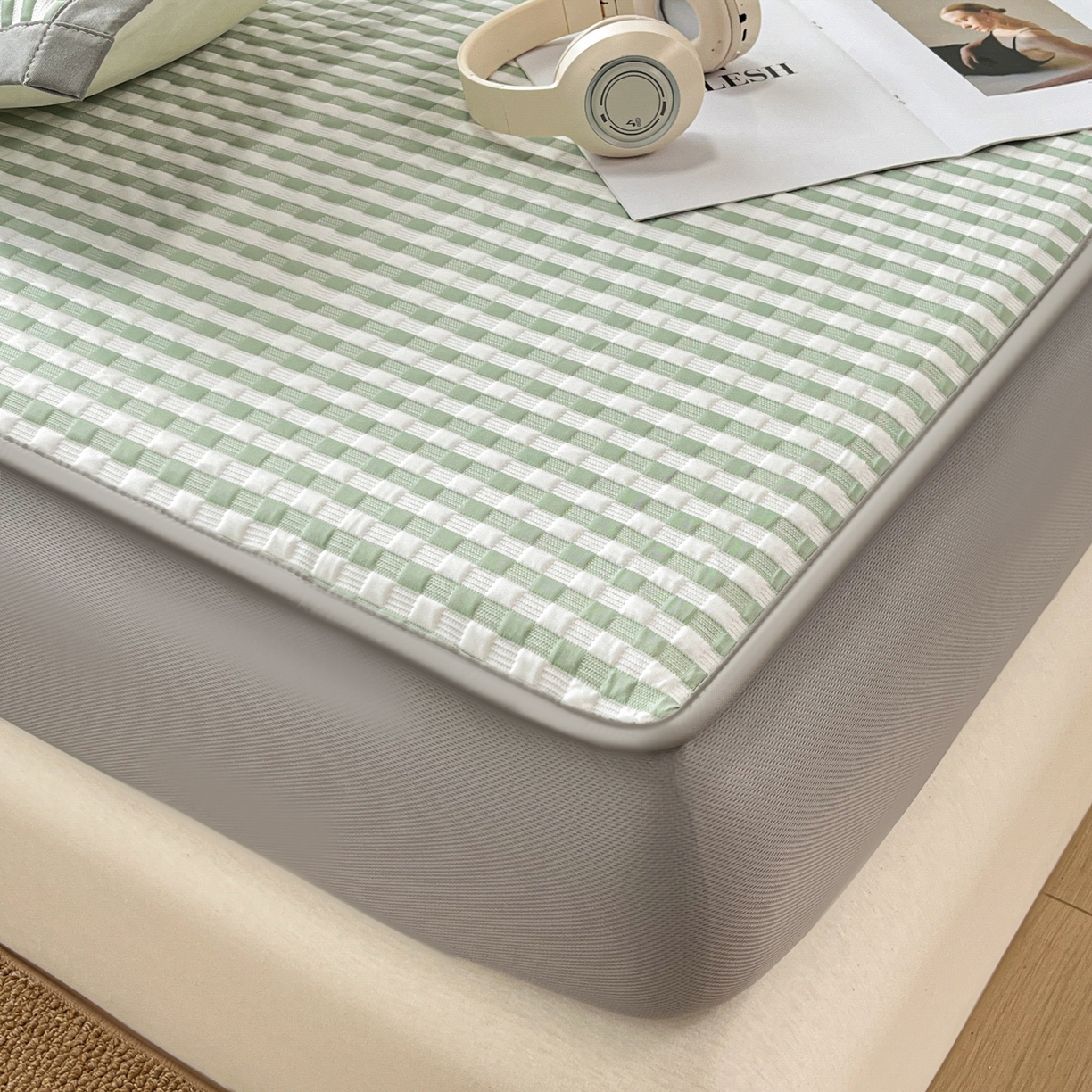 91家纺网 家纺一手货源 找家纺 摩妮卡 2026新款豆豆凉席PE高分子凉感床笠软席冰丝席三件套 色彩格-绿