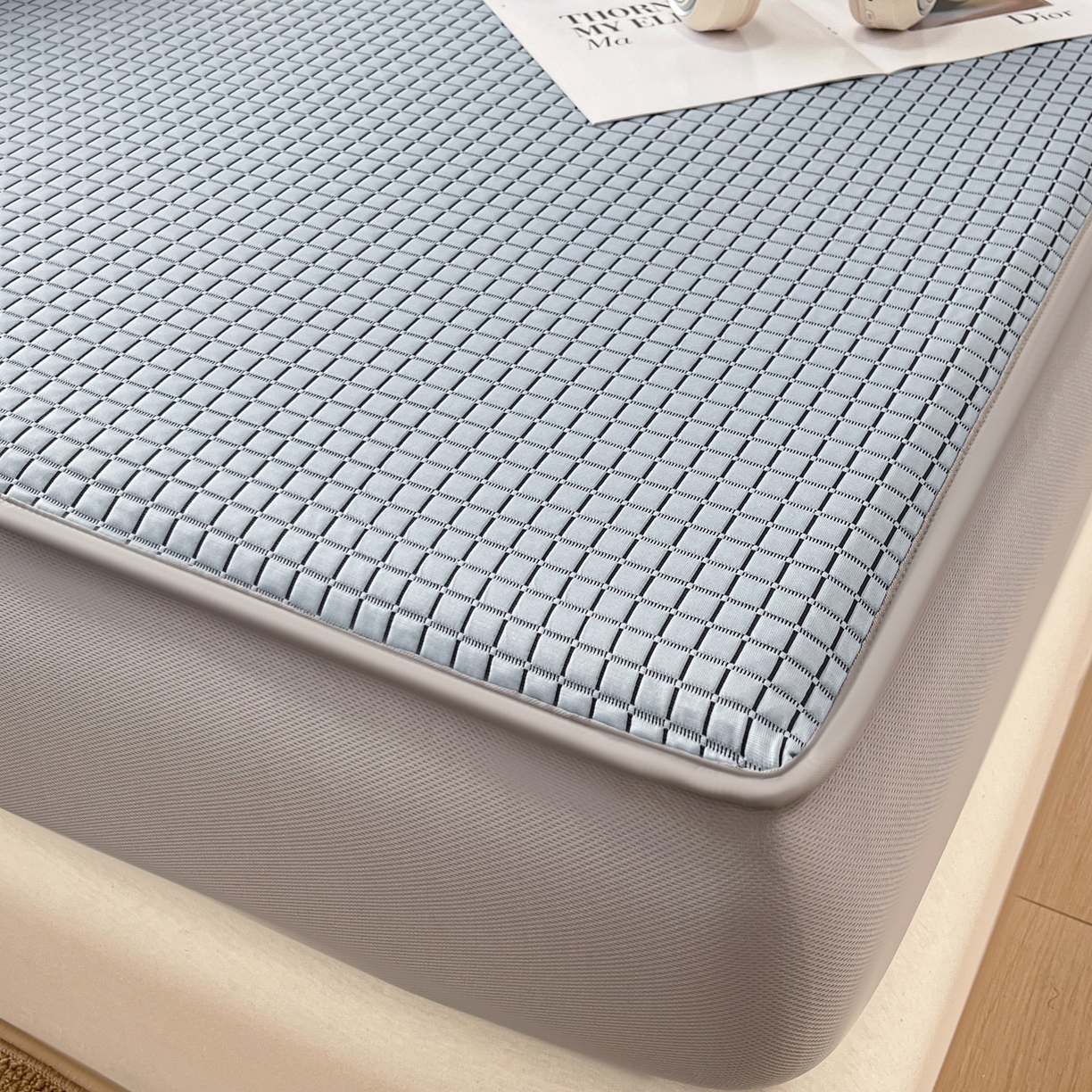 91家纺网 家纺一手货源 找家纺 摩妮卡 2026新款豆豆凉席PE高分子凉感床笠软席冰丝席三件套 几何花境-蓝