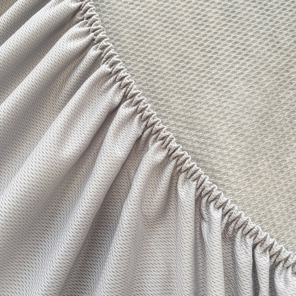 91家纺网 家纺一手货源 找家纺 摩妮卡 2026新款豆豆凉席PE高分子凉感床笠软席冰丝席三件套 色彩格-灰