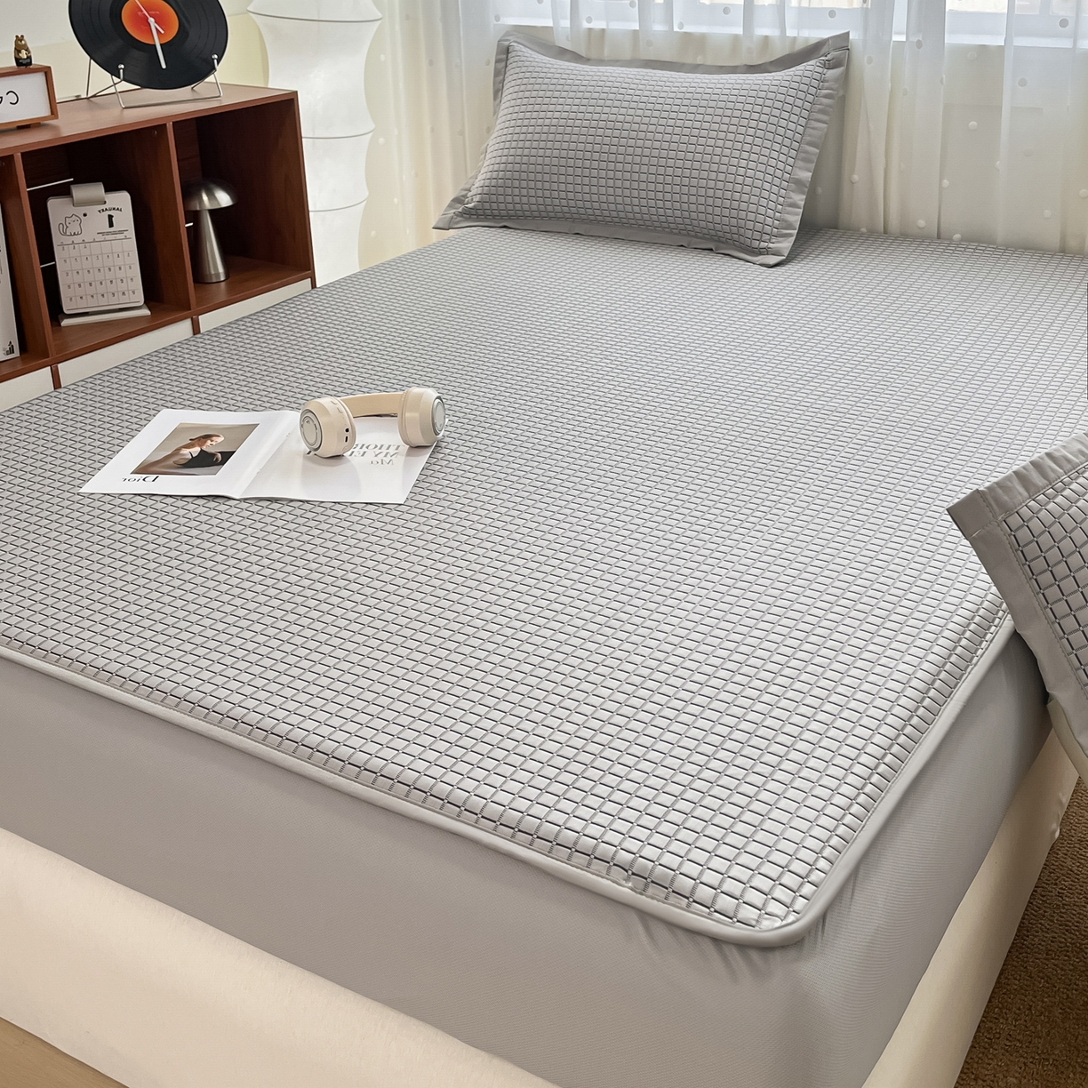 91家纺网 家纺一手货源 找家纺 摩妮卡 2026新款豆豆凉席PE高分子凉感床笠软席冰丝席三件套 几何花境-灰