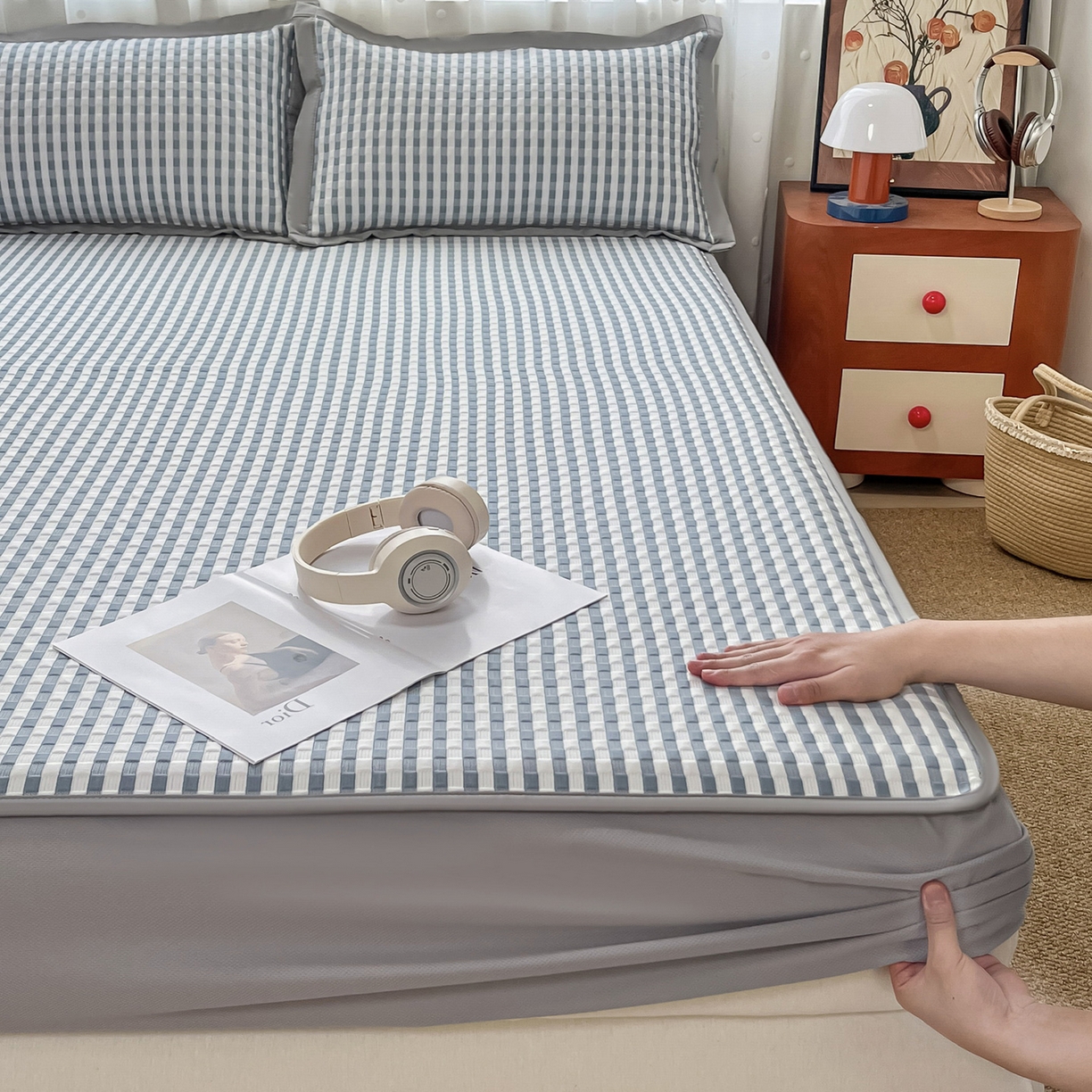 91家纺网 家纺一手货源 找家纺 摩妮卡 2026新款豆豆凉席PE高分子凉感床笠软席冰丝席三件套 色彩格-蓝