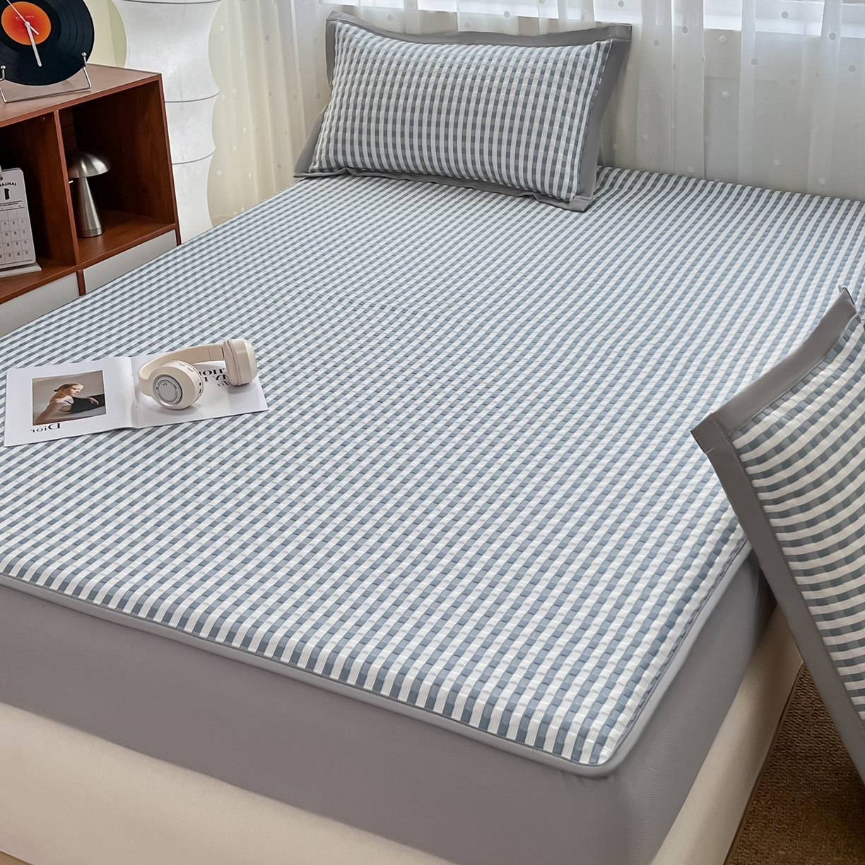 91家纺网 家纺一手货源 找家纺 摩妮卡 2026新款豆豆凉席PE高分子凉感床笠软席冰丝席三件套 色彩格-蓝