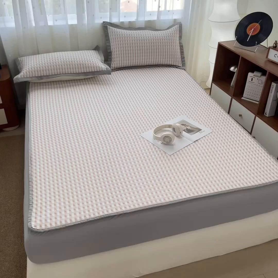 91家纺网 家纺一手货源 找家纺 摩妮卡 2026新款豆豆凉席PE高分子凉感床笠软席冰丝席三件套 色彩格-粉