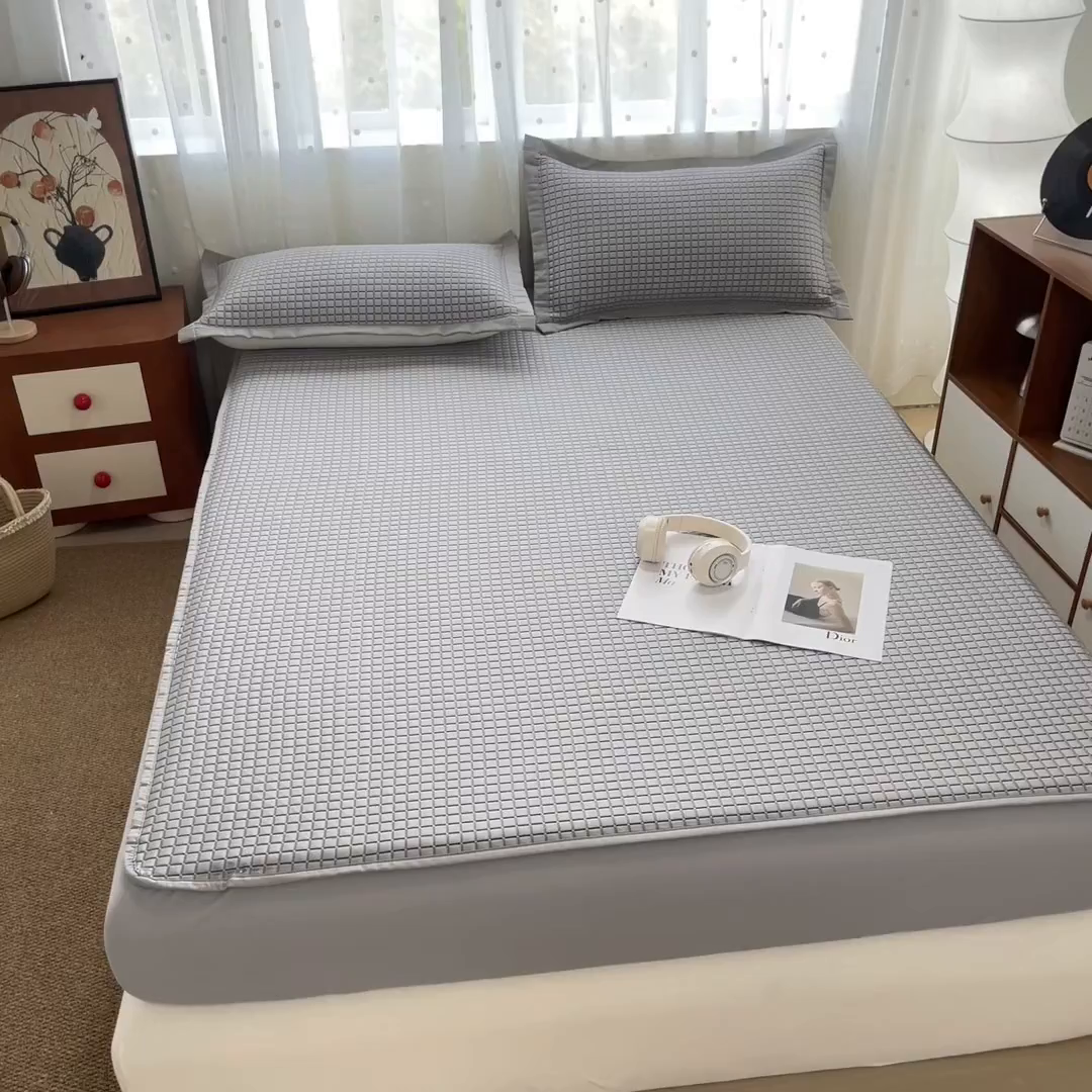 91家纺网 家纺一手货源 找家纺 摩妮卡 2026新款豆豆凉席PE高分子凉感床笠软席冰丝席三件套 几何花境-灰